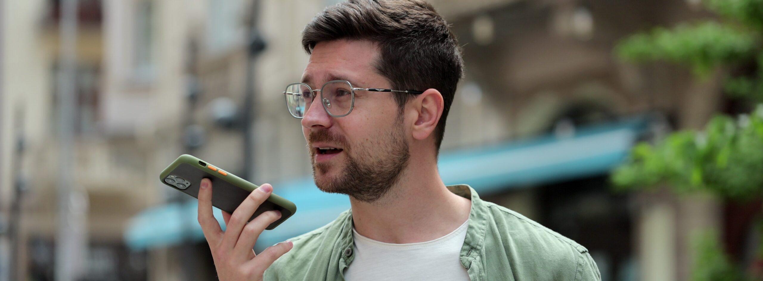 Real-time disruption notice on mobile—airline disruption management software improves communication.