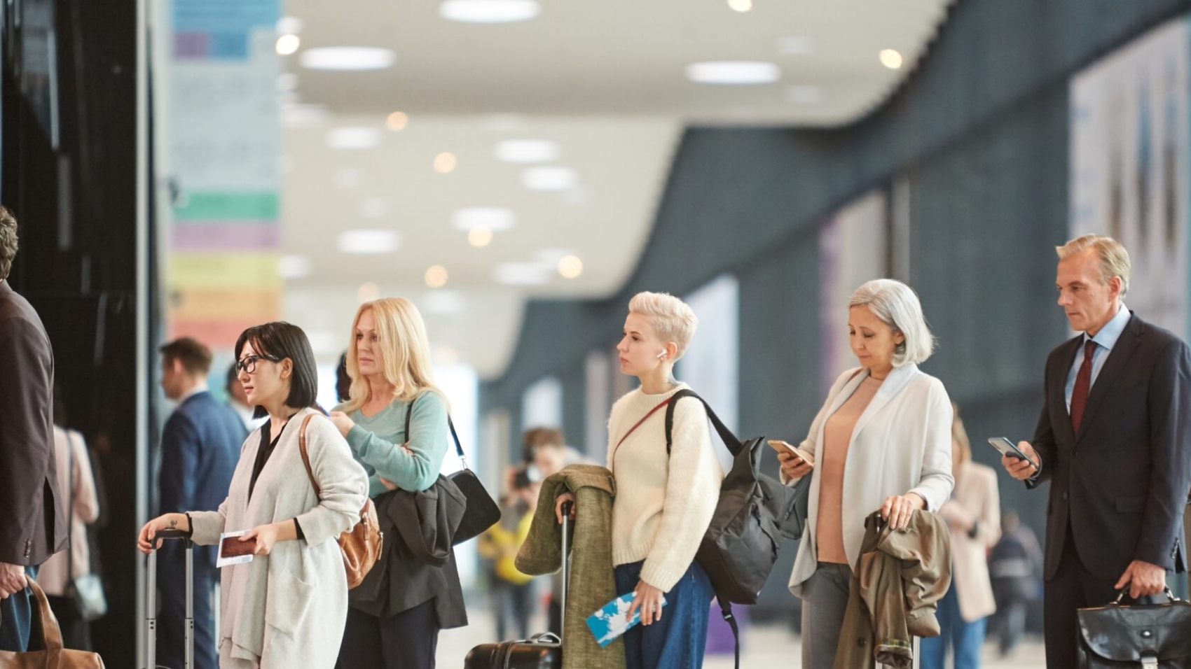 Digital timetable delay notice using passenger scoring models to optimize compensation.