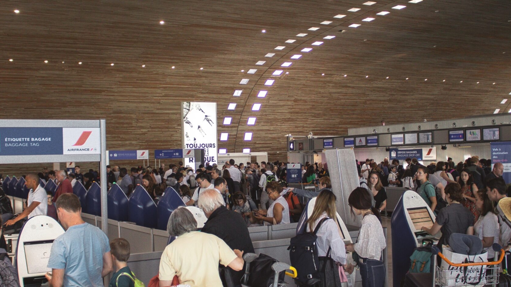 Crowded check-in hall and long queues—why travelers prefer self-service re-accommodation on mobile.