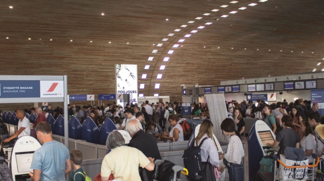 Crowded check-in hall and long queues—why travelers prefer self-service re-accommodation on mobile.