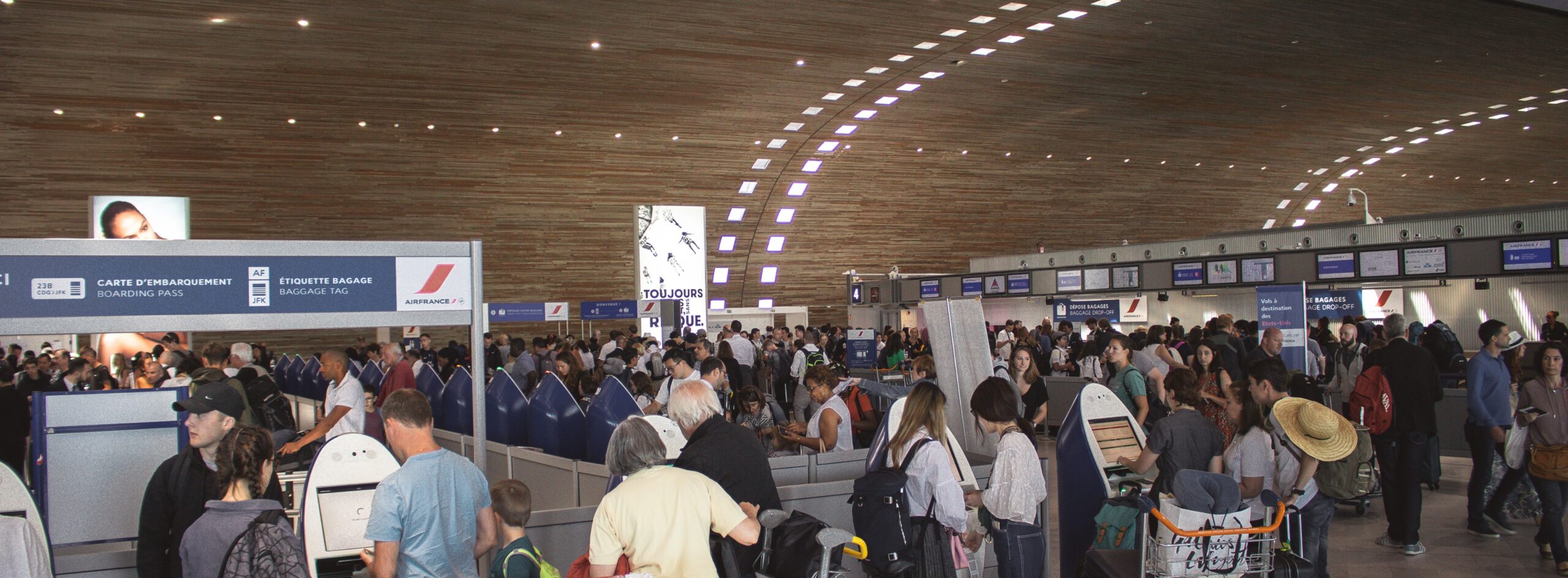 Crowded check-in hall and long queues—why travelers prefer self-service re-accommodation on mobile.